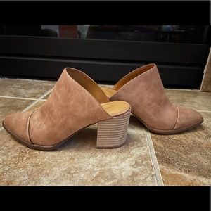 Tan open back, chunky heel with pointed toe. Suede feel of fabric. Comfortable!